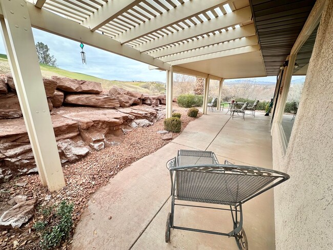 Building Photo - 3 Bedroom Home + an office on Southgate Golf Course.