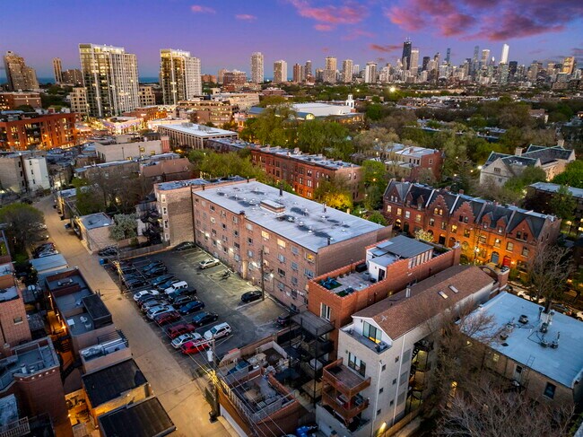 Building Photo - 900 W Fullerton Ave
