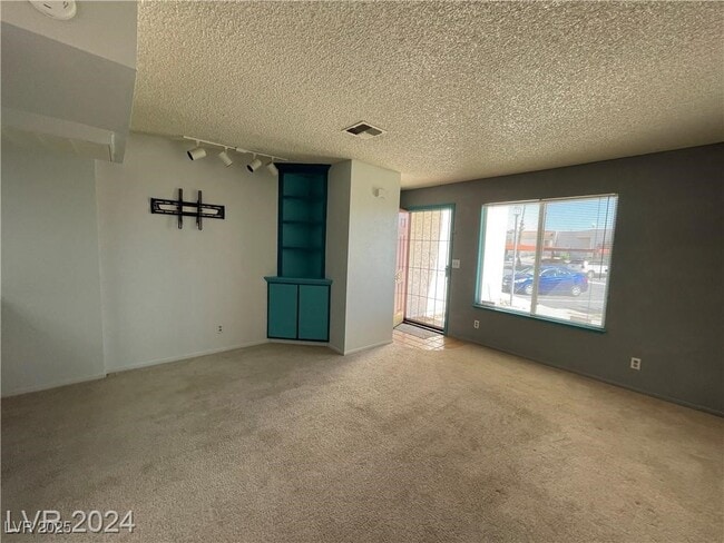 Building Photo - 687 Marina Dr