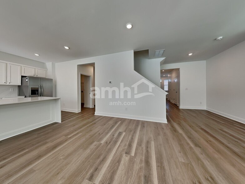 Building Photo - 527 Armstrong Curv