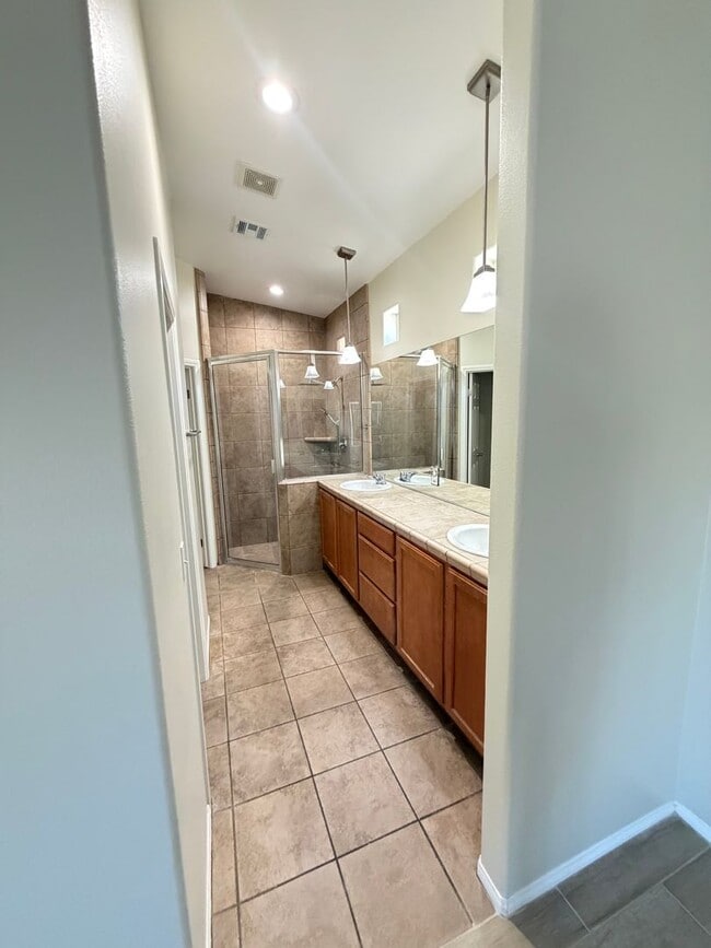 Building Photo - AVAILABLE NOW - $500 off first month rent - 4bd/2ba, 1895 Sq. Ft. Single Family Home with Solar