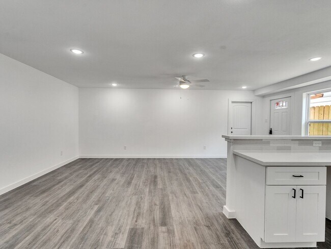 Building Photo - ? Spacious & Stylish 3-Bed Home – Garage Included! ?