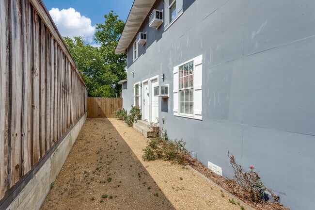 Building Photo - 735 W 10th St