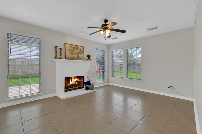 Building Photo - 1908 Oak Hollow Dr W