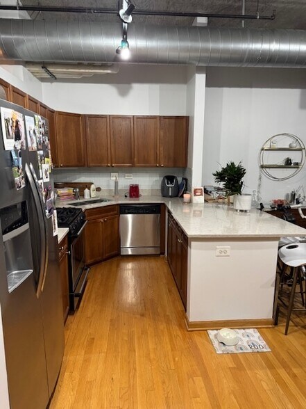 Building Photo - 900 N Kingsbury St