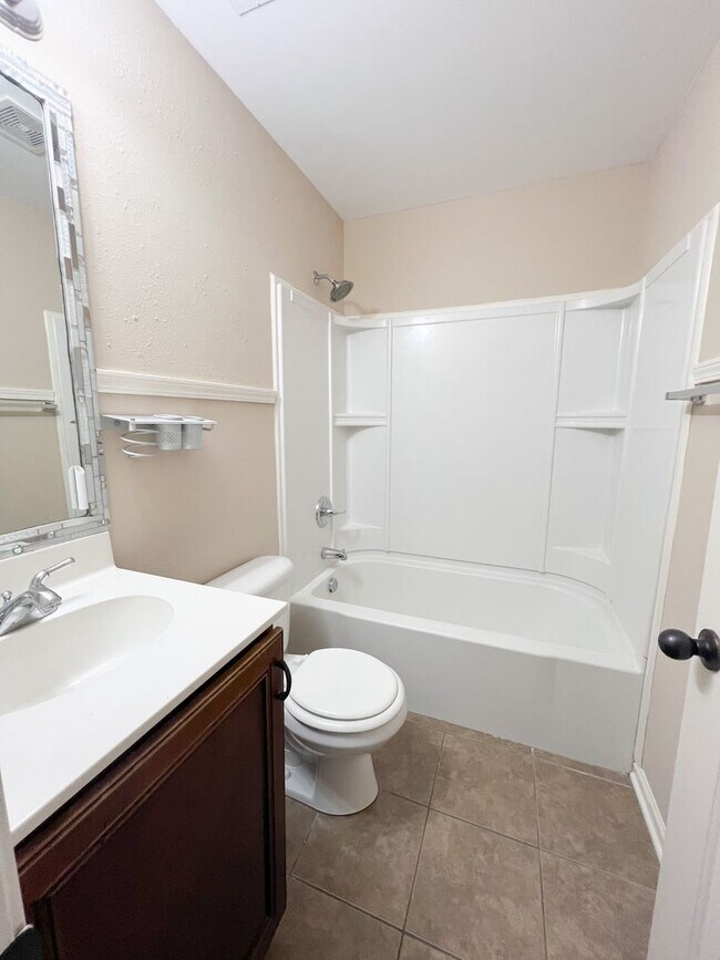 Building Photo - 2 Bedroom 1.5 Bath Townhome