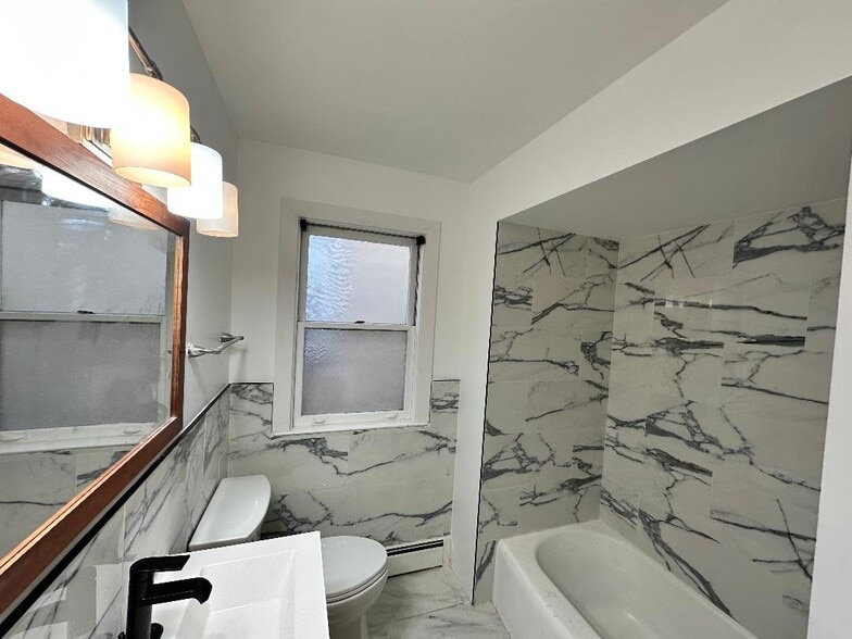 Building Photo - 5530 N Mango Ave