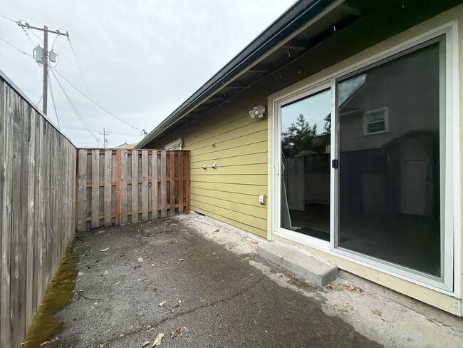 Building Photo - 2354 SE 48th Av
