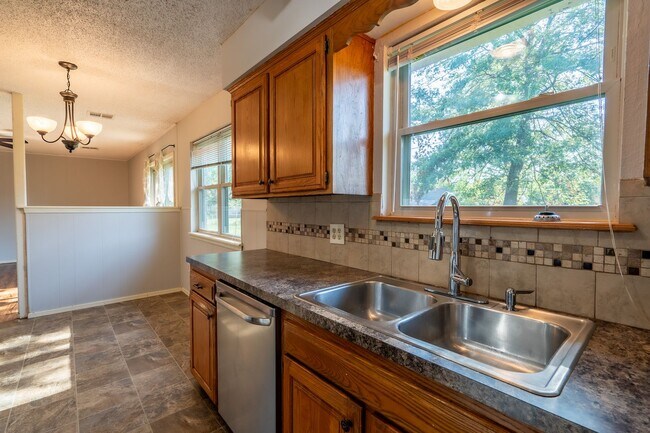 Building Photo - Stunning 3 Bed 1 Bath in amazing area