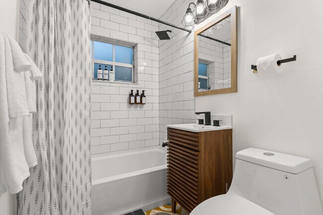 Building Photo - 1425 NE 5th Terrace