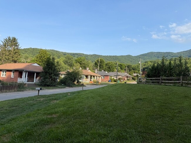 Building Photo - Swannanoa - Newly Renovated Beacon Village Cottage