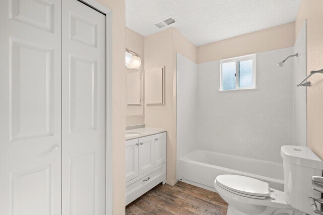 Building Photo - 572 Star Villa Cir SE