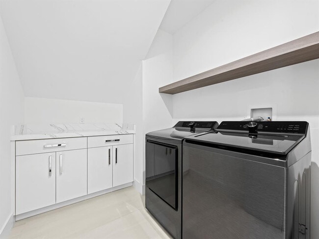 Building Photo - 2657 NE 34th St