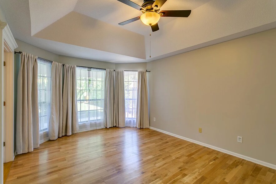 Owner's Suite - 4430 Autumn River Rd E