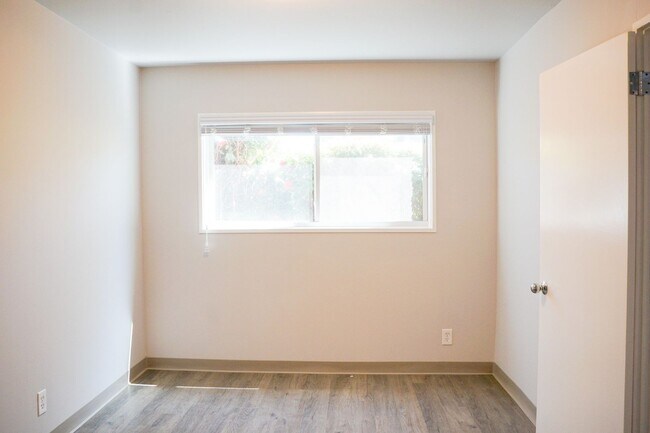 Building Photo - Great Mid-Century 1-Bdr w Dishwasher, Community Lawns + Pets OK!