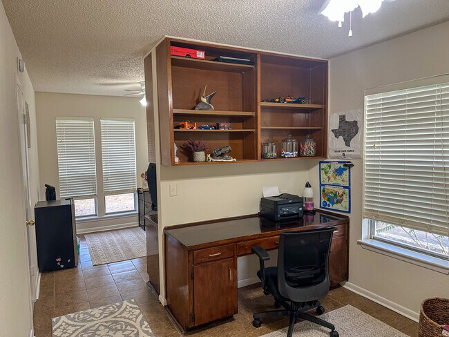 Building Photo - 81 Family Cir