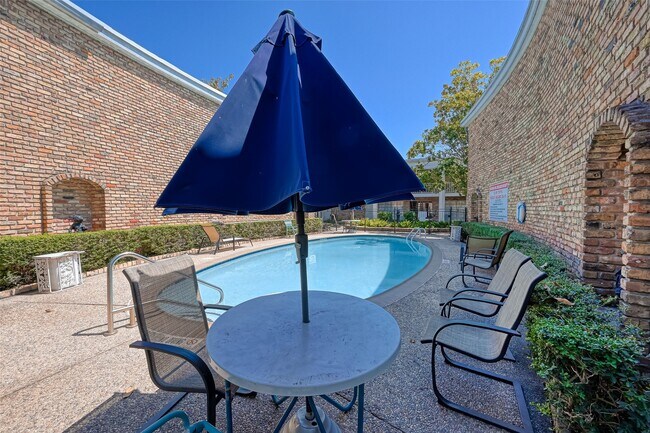 Building Photo - 2201 Fountain View Dr