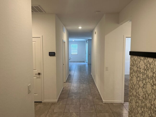 Building Photo - 14052 W Valentine St