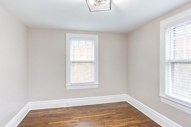 Building Photo - Available Now - Adorable and Spacious!  2 ...