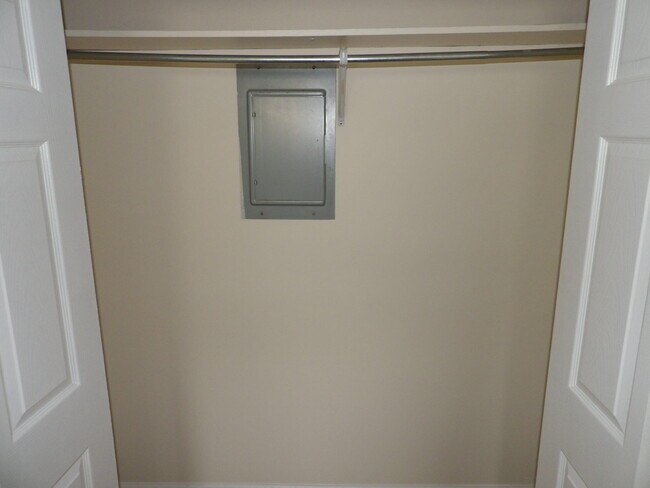 Building Photo - 902 Plaza Dr