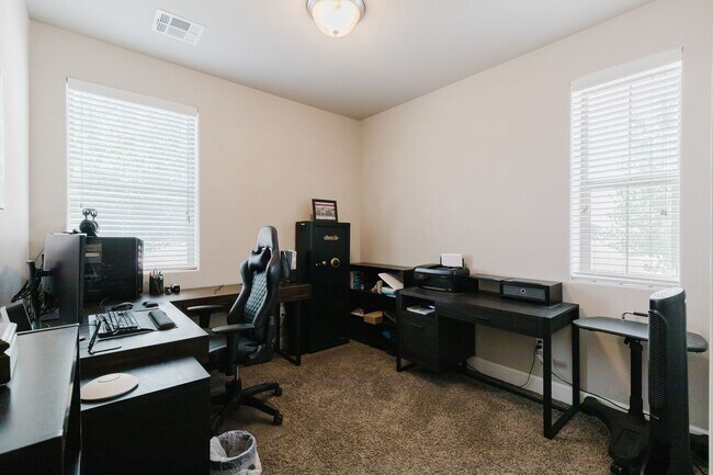 Building Photo - Spacious 3 Bedroom 2 Bath Home with 3-Car ...