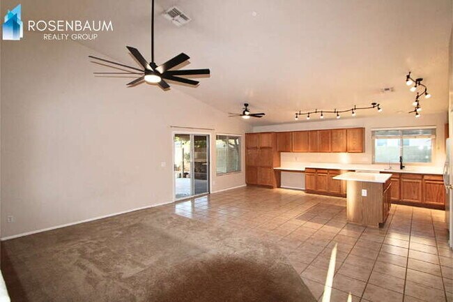 Building Photo - Gorgeous 4-bedrooms, 2-baths home with den in Peoria!
