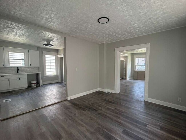 Building Photo - Comfortable & Convenient West Side Living