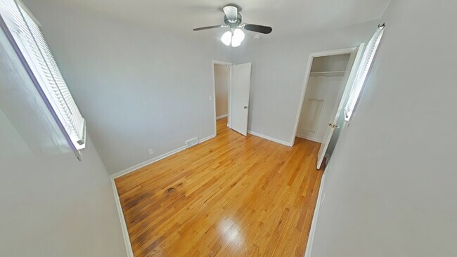 Building Photo - "3-Bedroom Gem with Spacious Living in Ros...