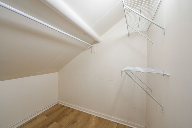 Building Photo - Check out this gem in Schnitzelburg!!