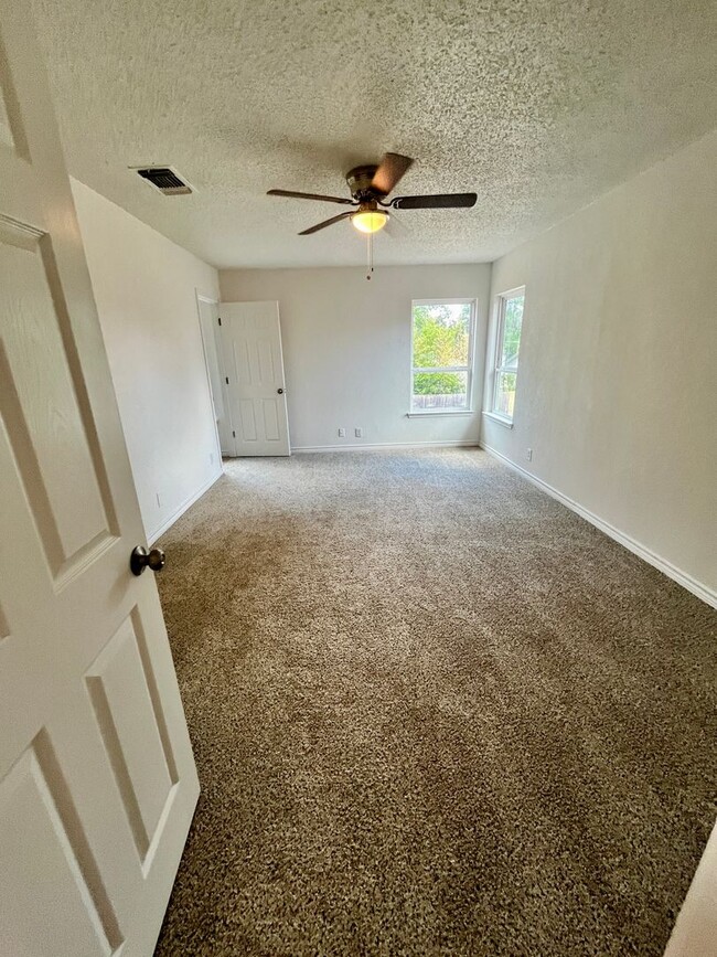 Building Photo - 4 Bedroom 2 Bath Near Lackland AFB **Conve...