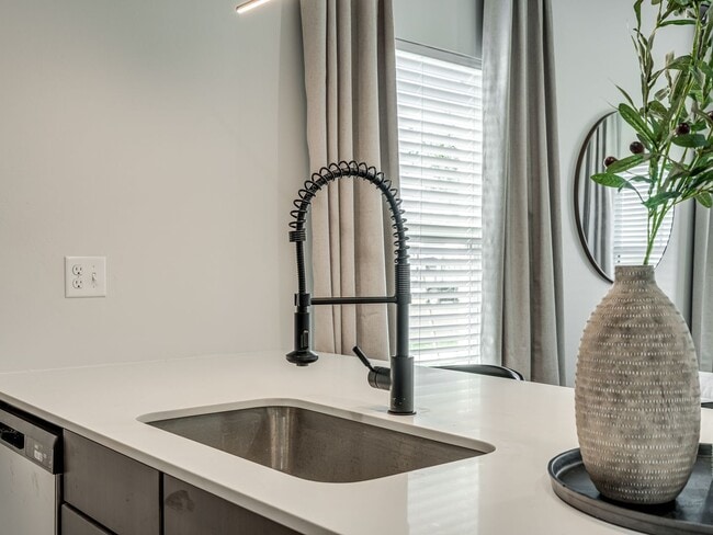 Building Photo - Glenhaven Townhomes