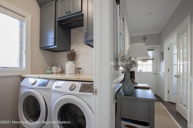 Building Photo - 41 Bank St