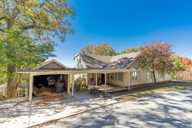 Building Photo - WHAT A VIEW!!! FULLY FURNISHED 5 BEDROOM & 4 BATH ON TOP OF MOUNT SEQUOYAH!!!