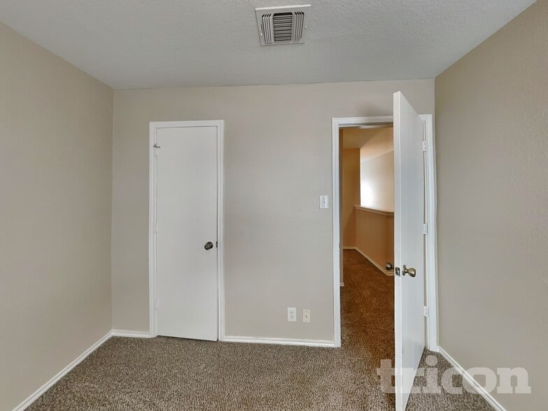 Building Photo - 7307 Circle Farm