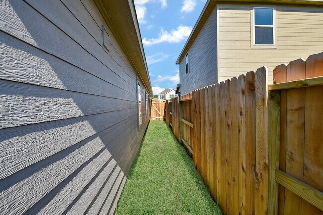 Building Photo - 1542 San Sebastien Dr