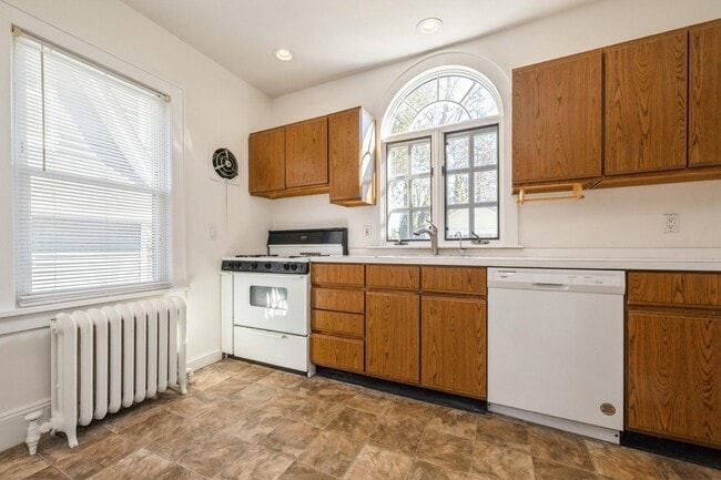 Building Photo - 130 Soundview Rd