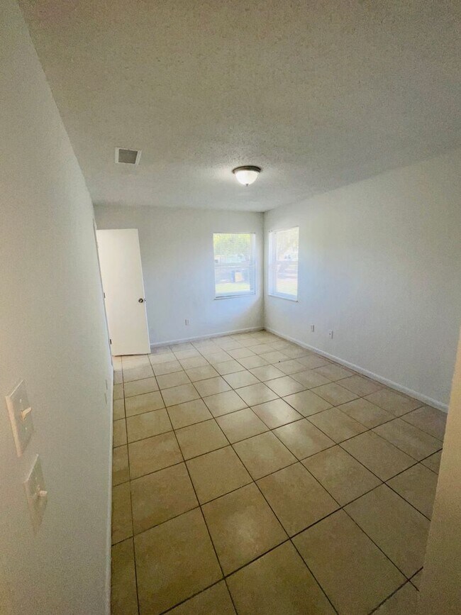 Building Photo - 2 Bedroom 2 Bathroom 1/2 Duplex