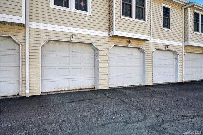 Building Photo - 2117 Whispering Hills Dr