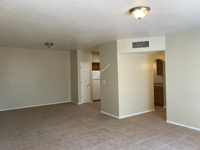 Building Photo - 3 bedroom 2 bath Townhouse