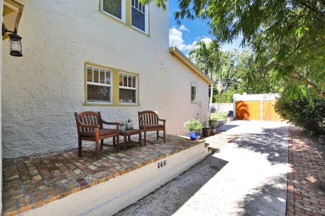 Building Photo - 607 Flamingo Dr