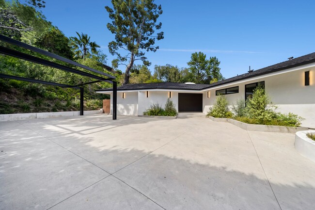 Building Photo - 16105 Clear Oak Dr
