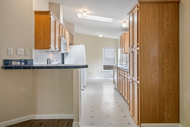 Building Photo - 3BR House Available in Pleasant Valley