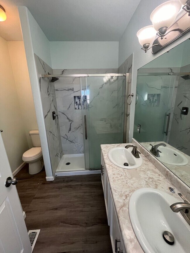 Building Photo - End Unit 3 Bedroom 2 Bath Townhome in Comm...