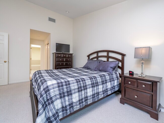 Building Photo - 12 Boulevard Dr