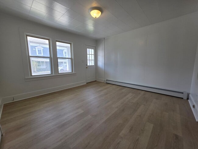 Building Photo - Beautiful Waterside 3 bedroom Single-Family Home - Catskill, NY