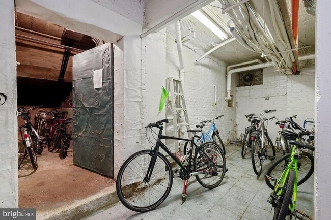 Building Photo - Spacious 1BR/1BA in Fabulous Cathedral Hei...