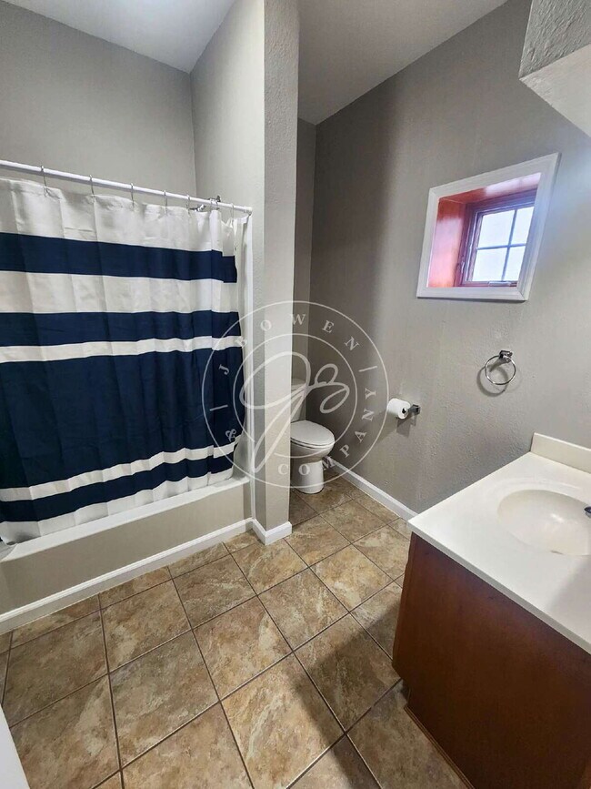 Building Photo - "Charming 1-Bedroom Duplex in Toledo's Vibrant North Huron Neighborhood!"