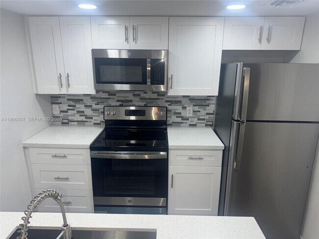 Building Photo - 3183 Coral Lake Dr