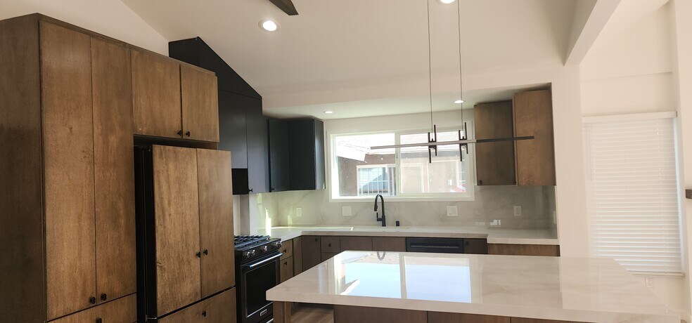 Building Photo - 950 N Kingsley Dr