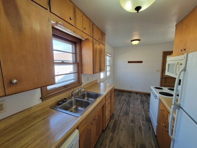 Building Photo - 3 Bedroom House with Large Garage